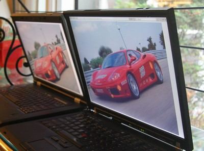 Comparison of Lenovo N200 on the left with ThinkPad T60 FlexView on the right